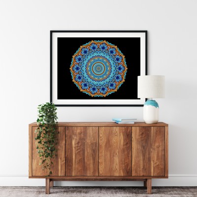 Złota plaża na czarnym tle