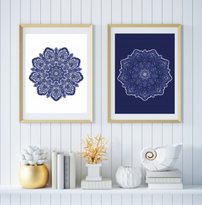 Niebieska porcelana na granatowym tle