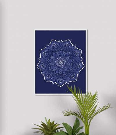 Niebieska porcelana na granatowym tle