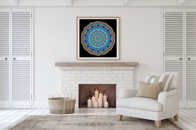 Złota plaża na czarnym tle