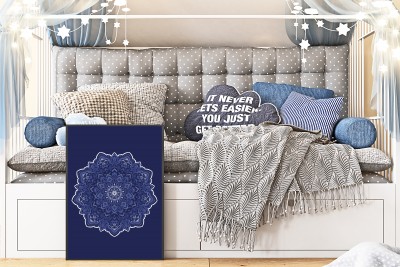 Niebieska porcelana na granatowym tle